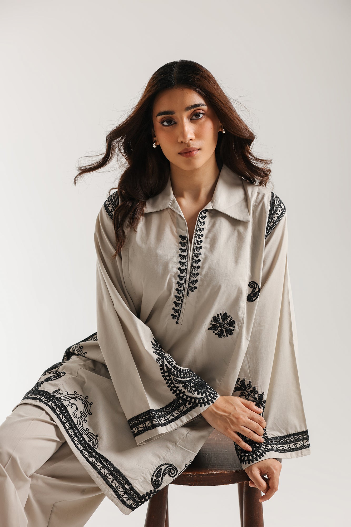 EMBROIDERED SUIT (E7781/102/817)