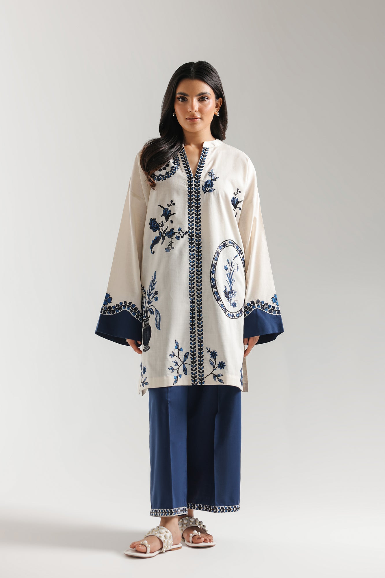 EMBROIDERED SUIT (E7790/102/005)