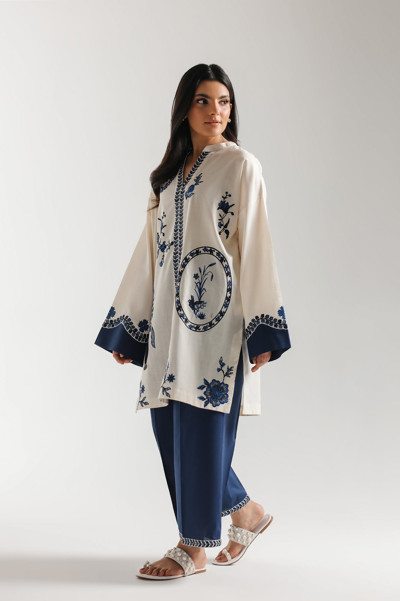 EMBROIDERED SUIT (E7790/102/005)