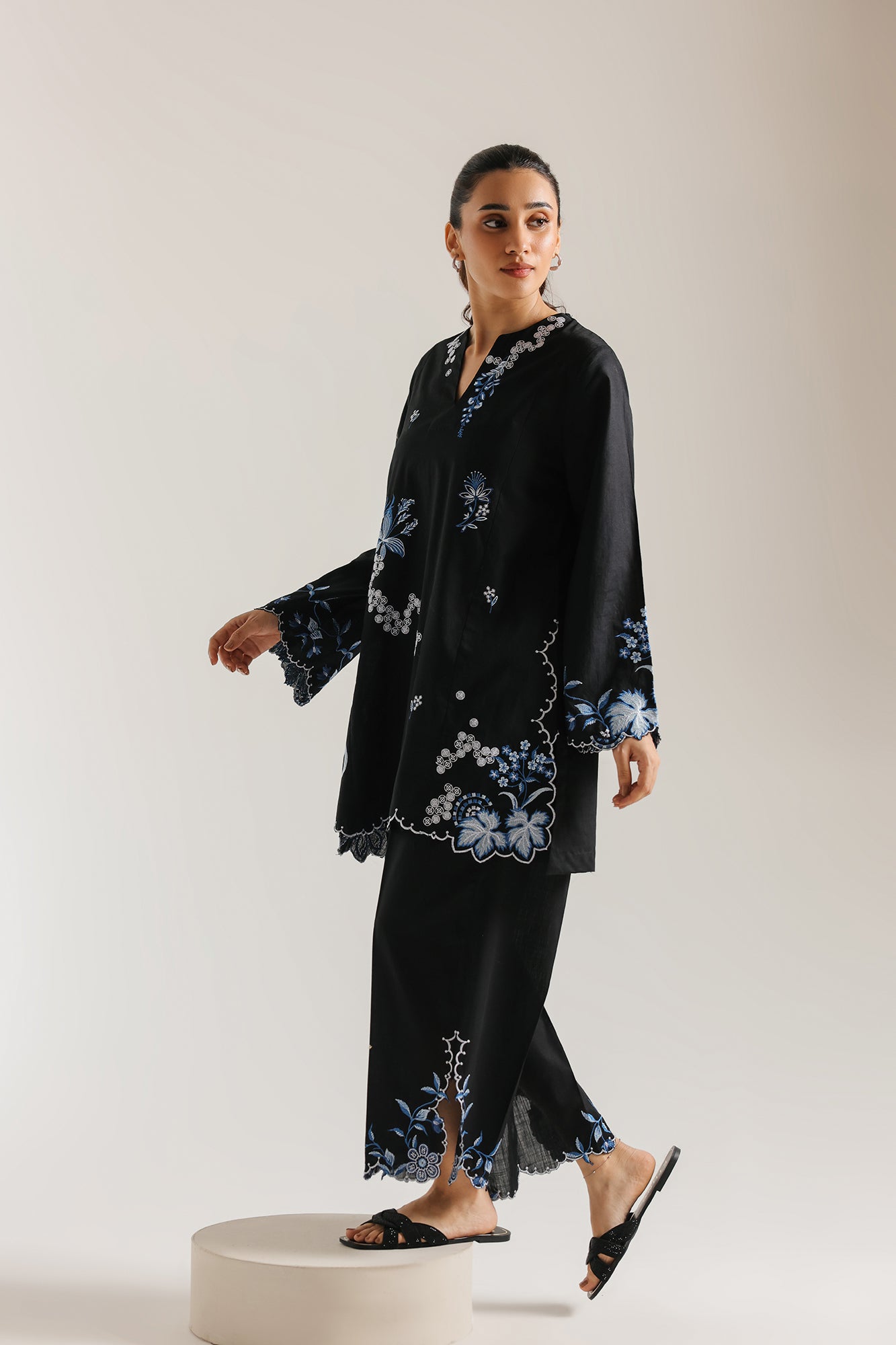 EMBROIDERED SUIT (E7791/102/902)