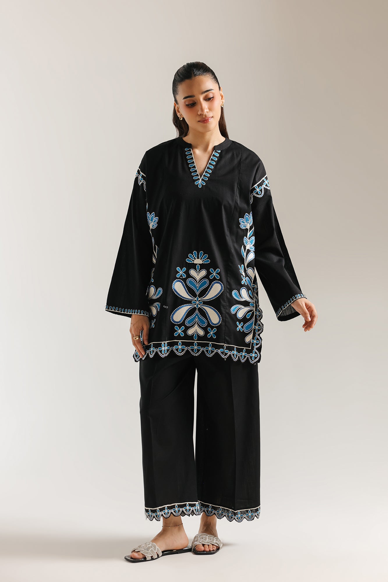 EMBROIDERED SUIT (E7792/102/902)