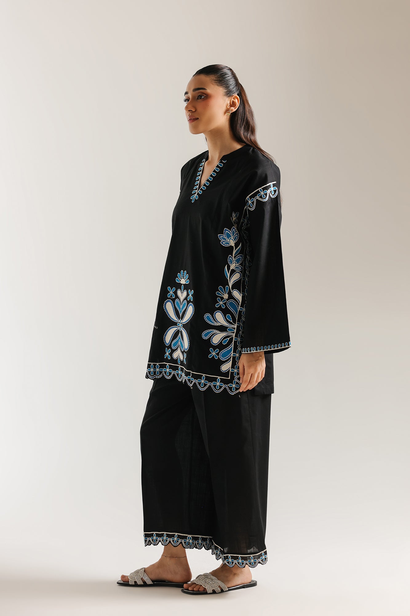 EMBROIDERED SUIT (E7792/102/902)