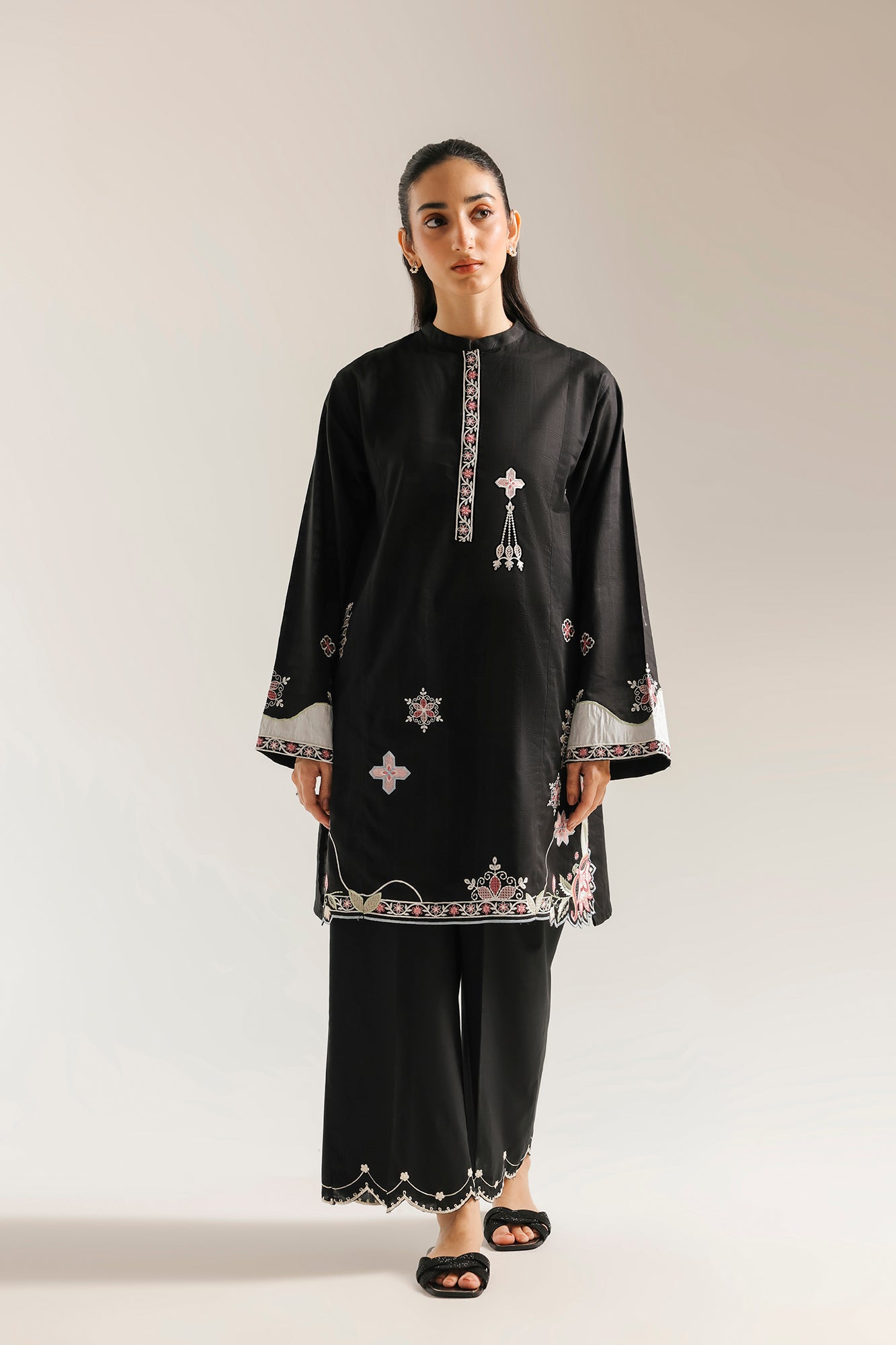 EMBROIDERED SUIT (E7820/102/902)