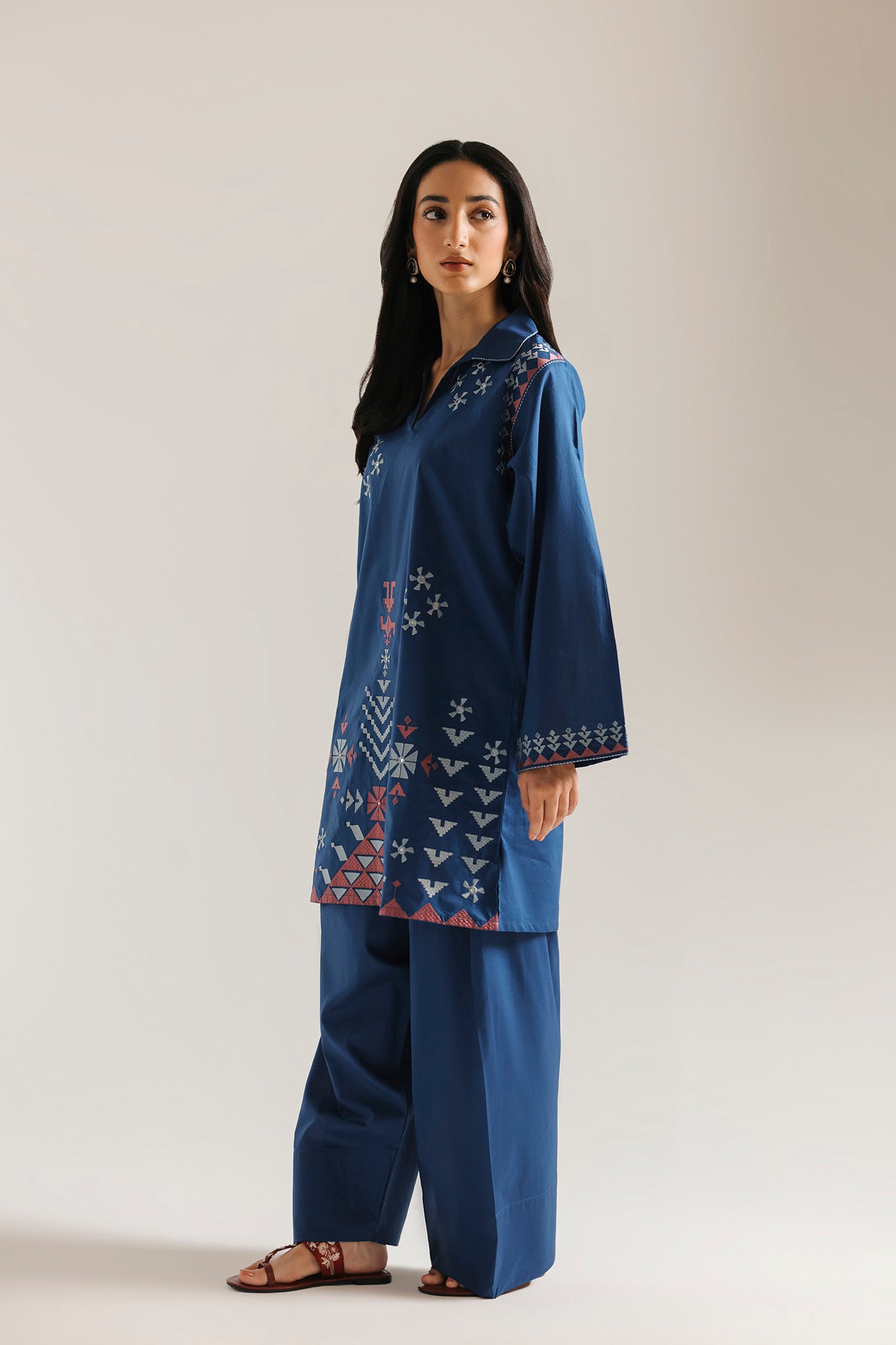 EMBROIDERED SUIT (E7827/102/622)