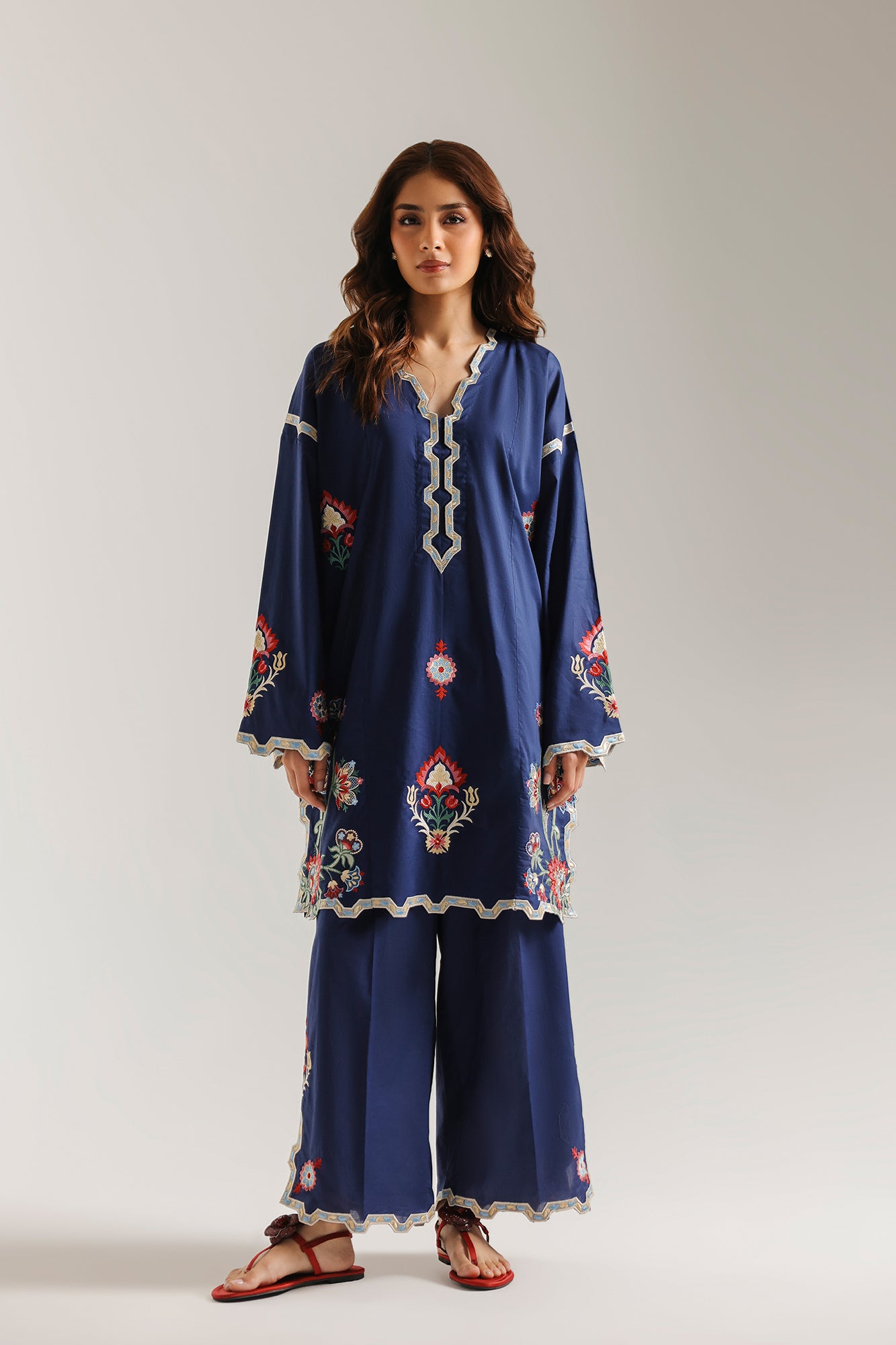 EMBROIDERED SUIT (E7829/102/623)