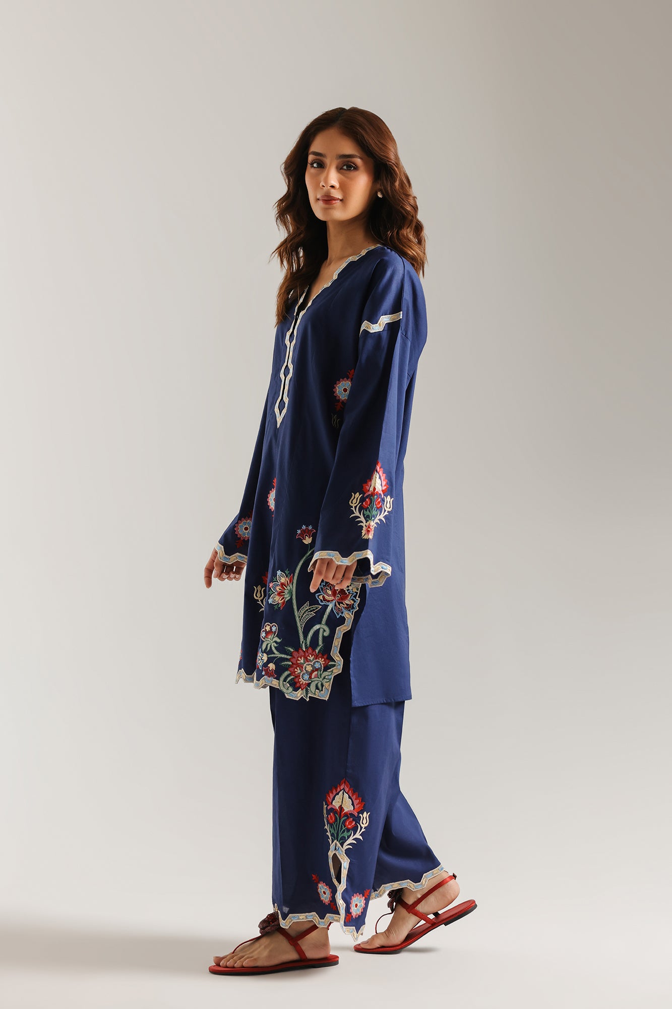 EMBROIDERED SUIT (E7829/102/623)