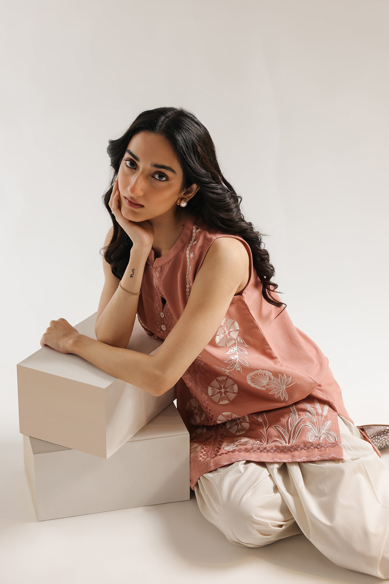 EMBROIDERED KURTI (E7905/102/425)