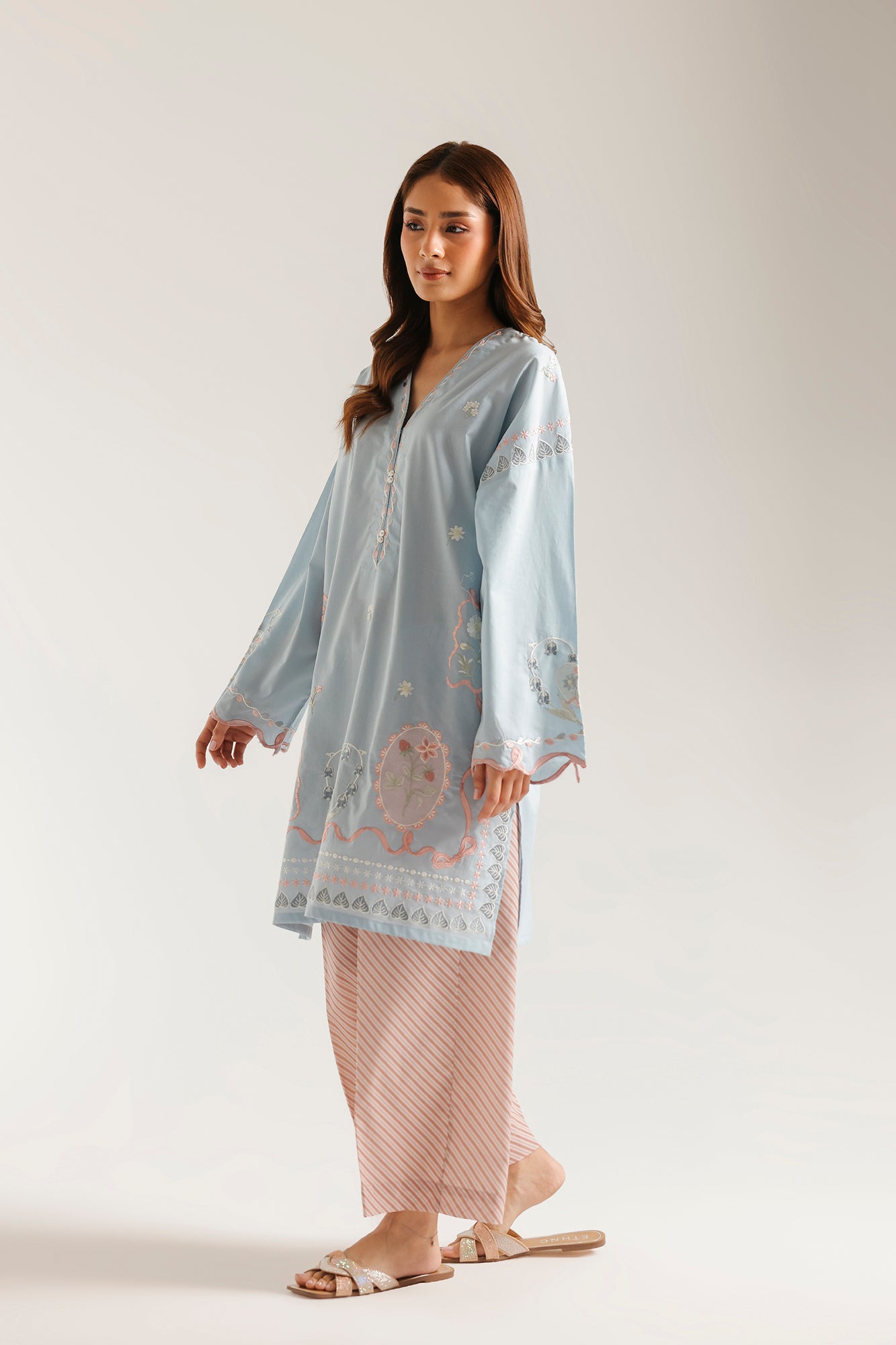 EMBROIDERED SUIT (E8235/102/617)