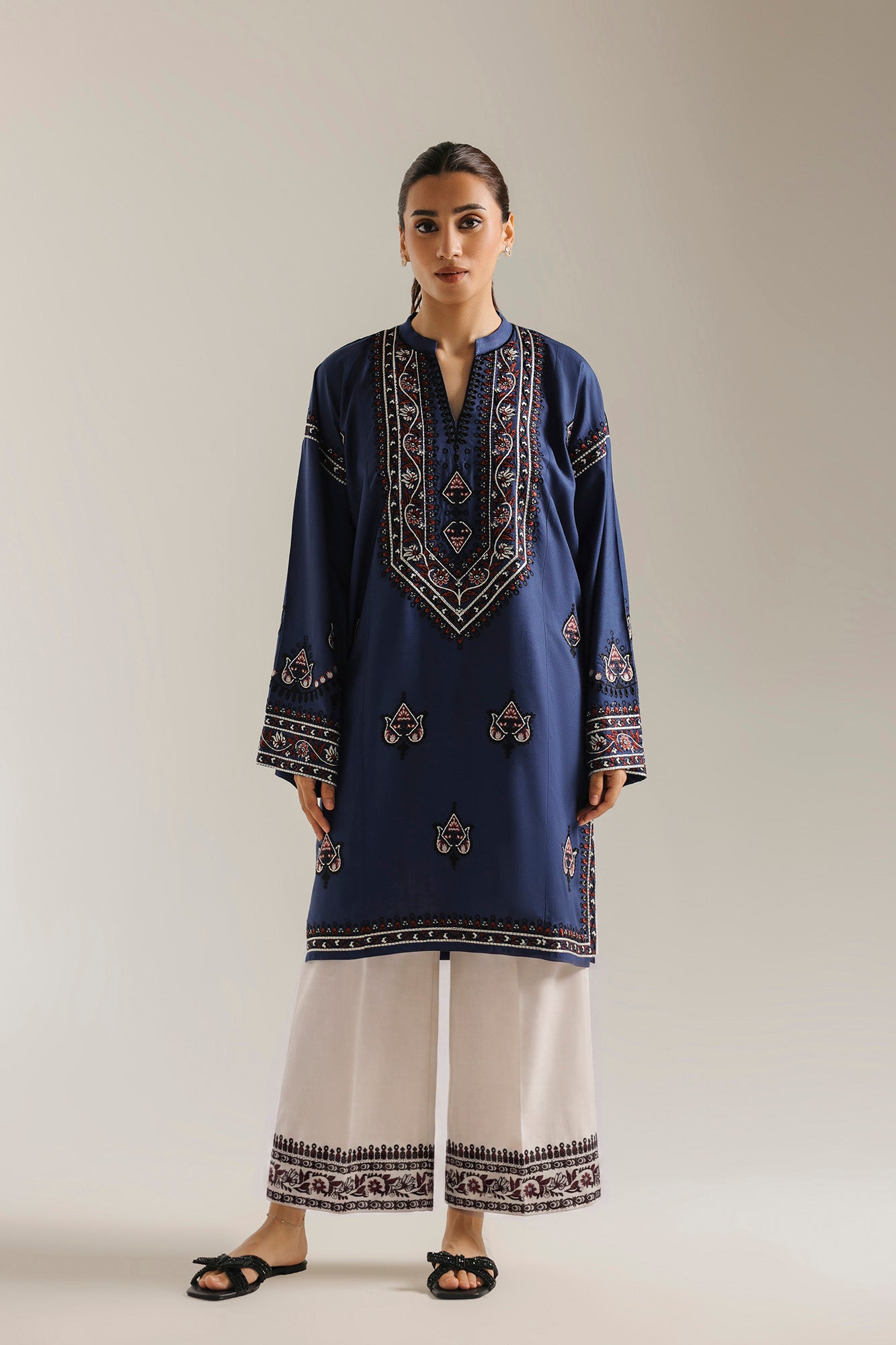 EMBROIDERED SUIT (E8243/102/623)