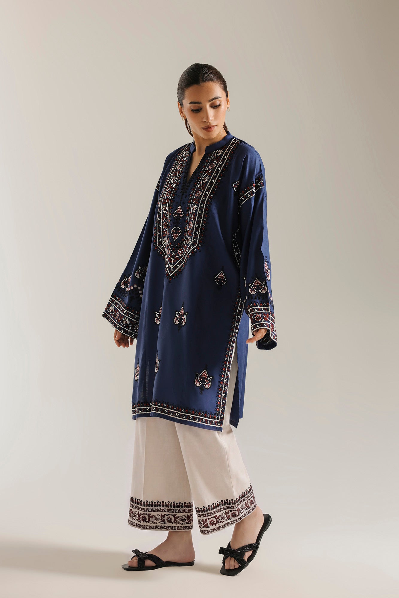EMBROIDERED SUIT (E8243/102/623)