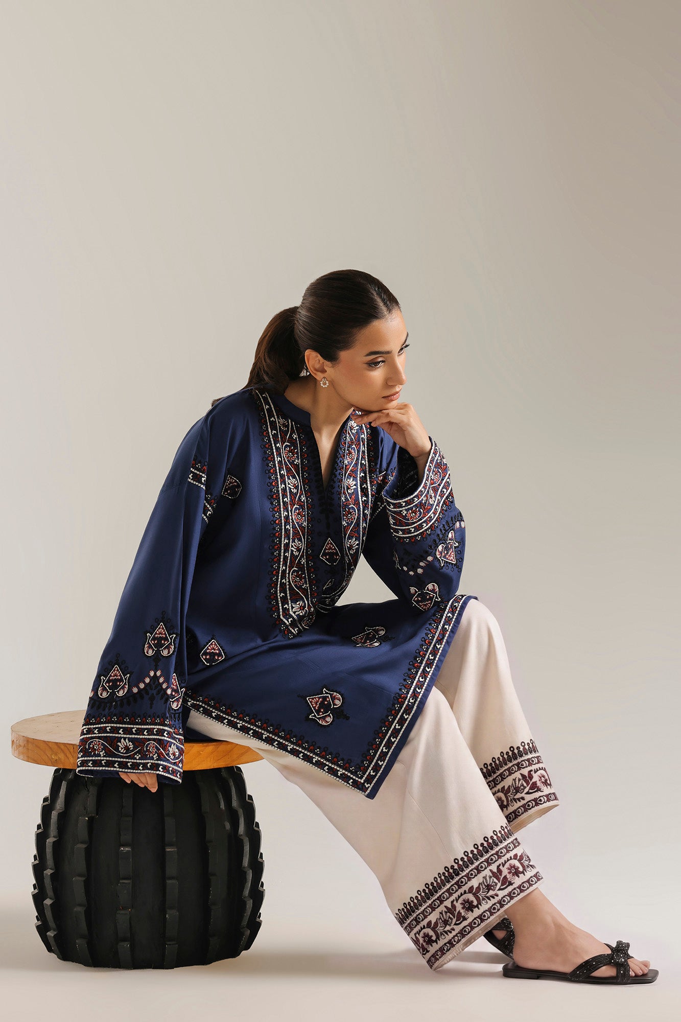 EMBROIDERED SUIT (E8243/102/623)