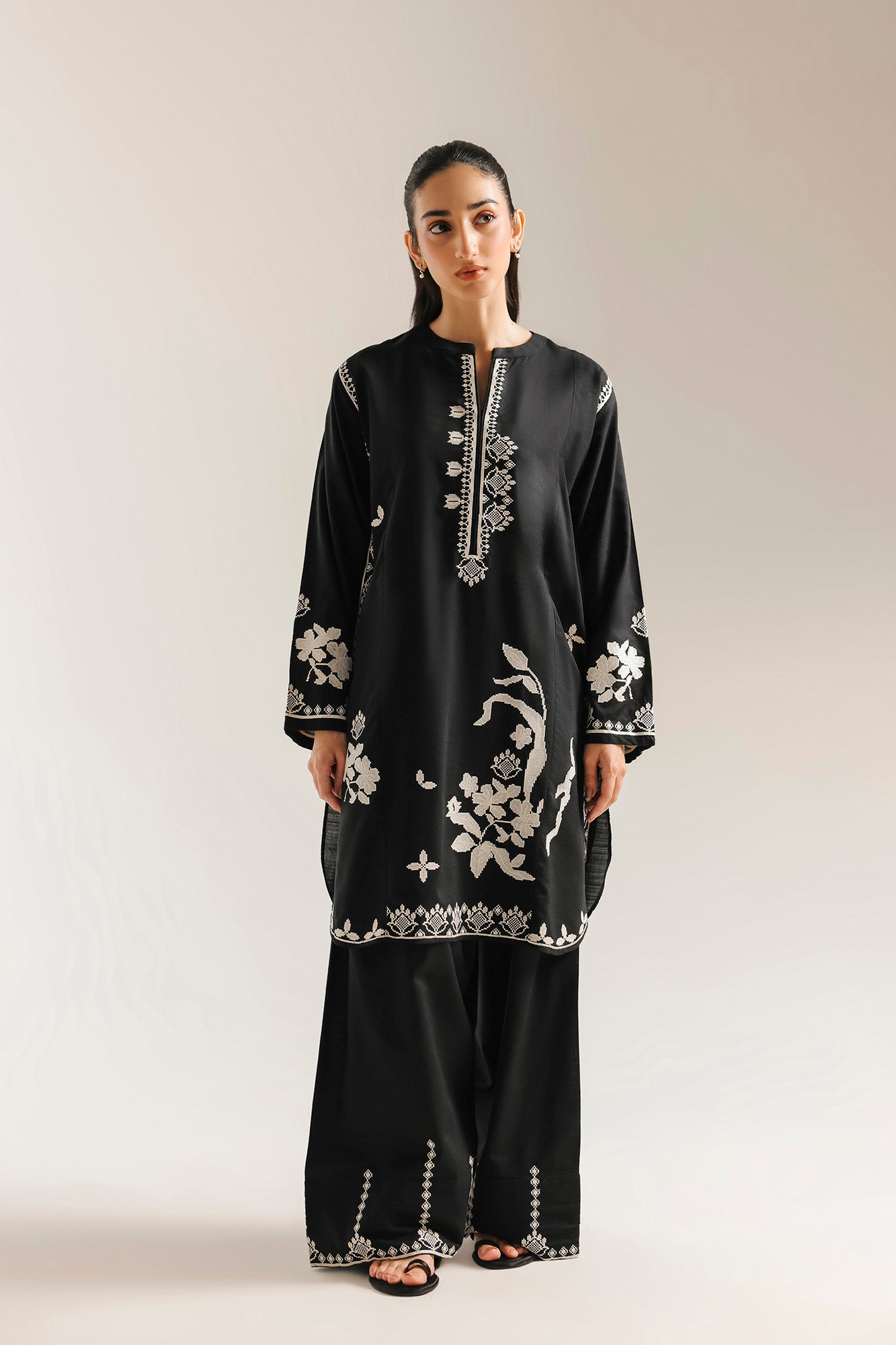 EMBROIDERED SUIT (E8278/102/902)