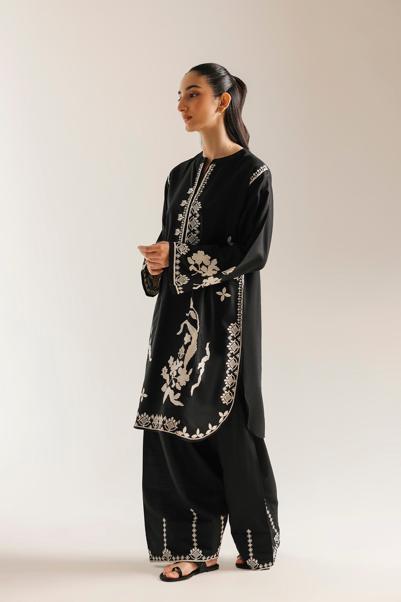 EMBROIDERED SUIT (E8278/102/902)