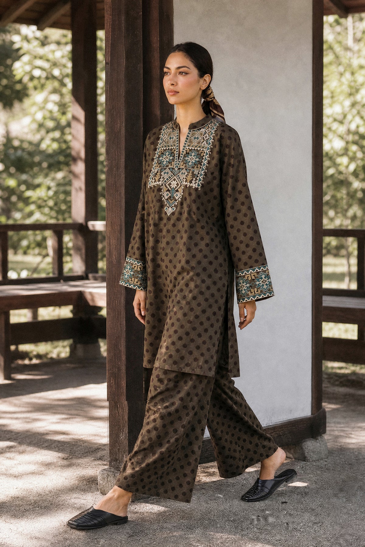 EMBROIDERED SUIT (E9327-102-120)
