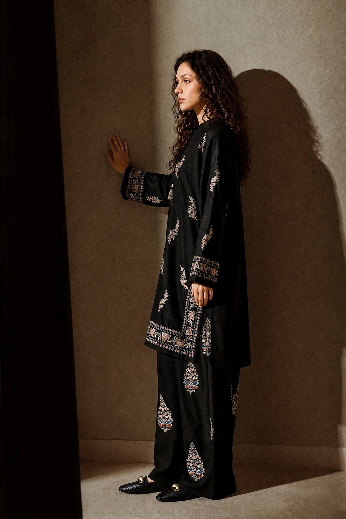 EMBROIDERED SUIT (E9361-102-902)