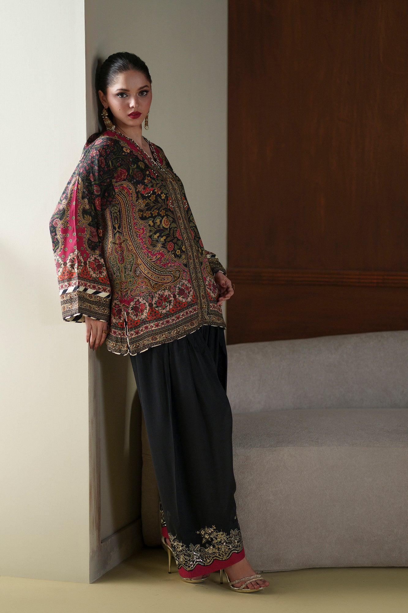 EMBROIDERED SUIT (E1072/104/902)