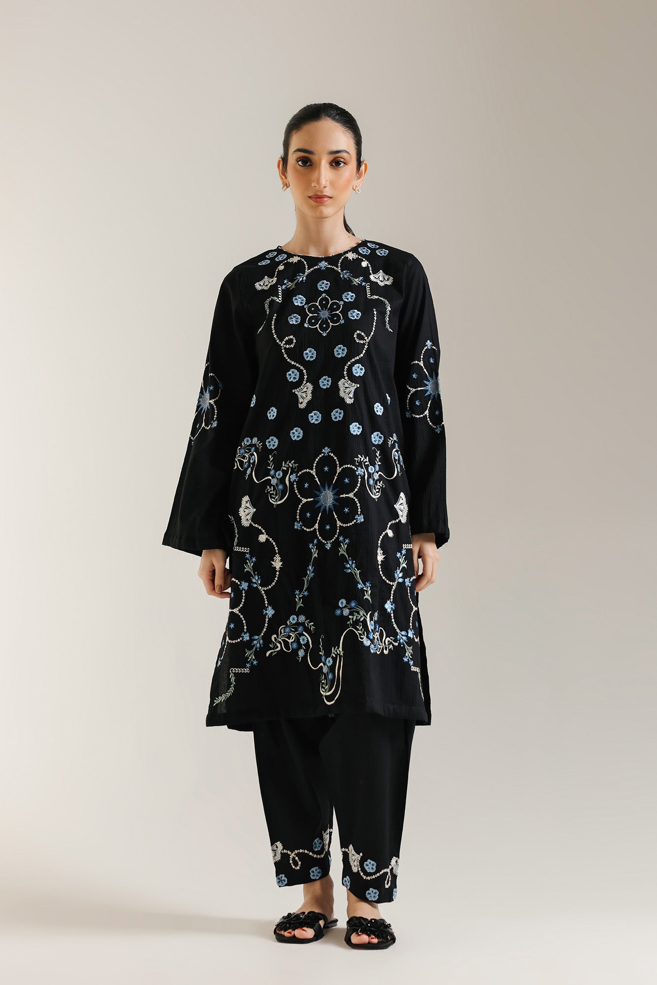 EMBROIDERED SUIT (S7E6392/102/902)